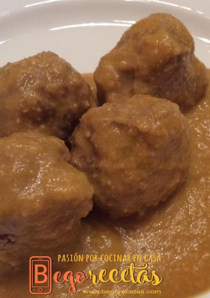 Una foto de Albóndigas en salsa de almendras