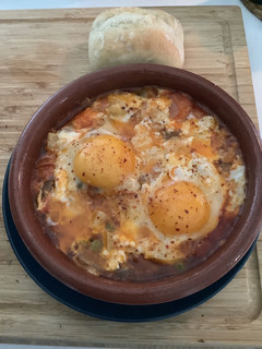 Una foto de Huevos a la Flamenca con Setas Portobello y Queso Manchego