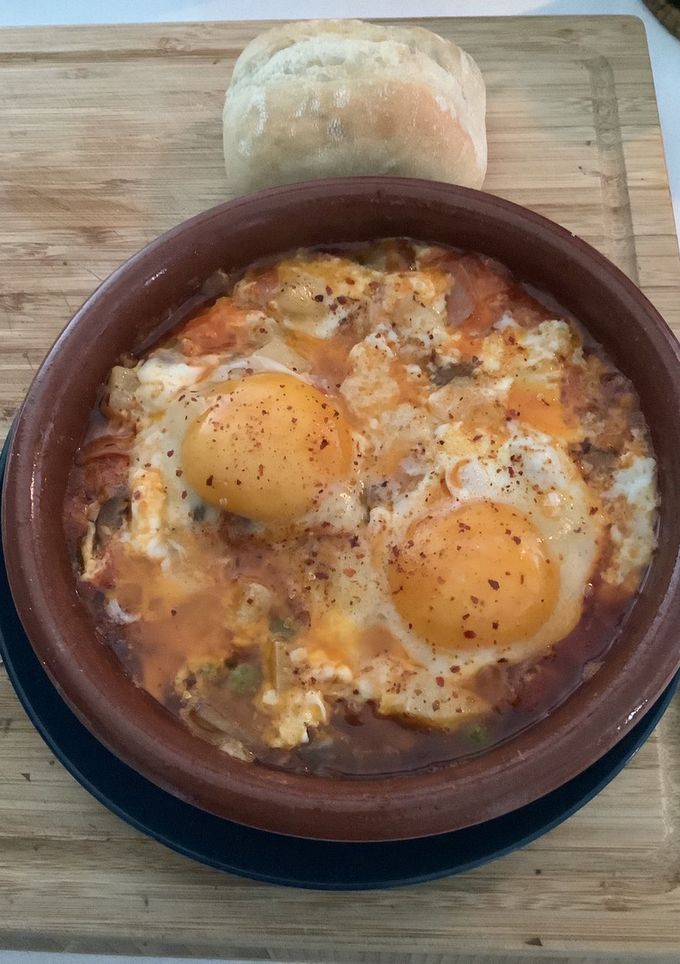 Una foto de Huevos a la Flamenca con Setas Portobello y Queso Manchego