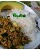 Salteado de zucchini, atún y pimientos