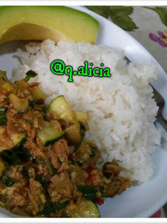 Una foto de Salteado de zucchini, atún y pimientos