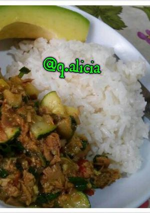 Una foto de Salteado de zucchini, atún y pimientos