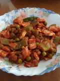 Cinta de lomo adobada con tomate, judías verdes y guisantes