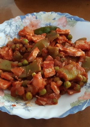 Una foto de Cinta de lomo adobada con tomate, judías verdes y guisantes
