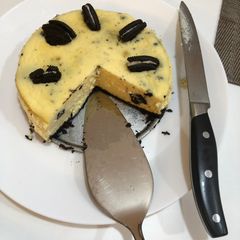 A picture of Orea bake cheesecake.