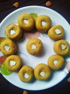 बेसन लाडू (besan ladoo recipe in marathi) रेसिपी चे मुख्य फोटो