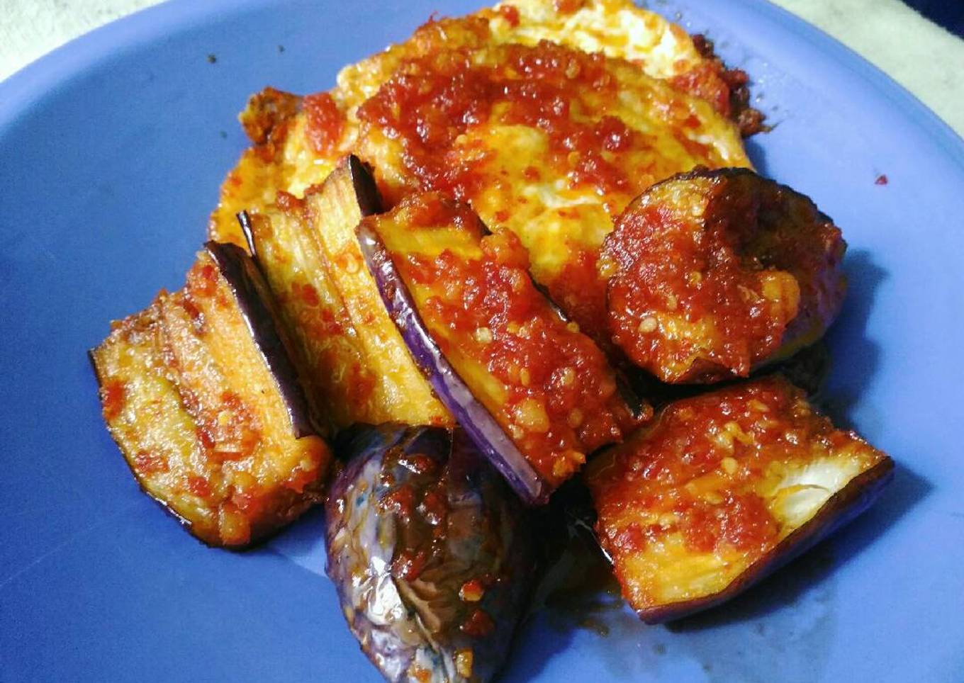 Langkah Mudah untuk Menyiapkan Telur ceplok terong balado Anti Gagal