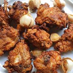 Ayam Goreng Bawang Putih রেসিপির প্রধান ছবি