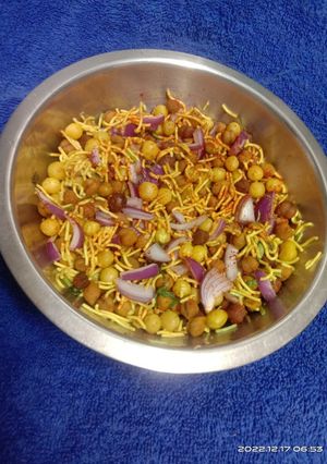 ઘુઘની ની ચાટ (Ghugni Chaat Recipe In Gujarati) રેસીપી મુખ્ય ફોટો