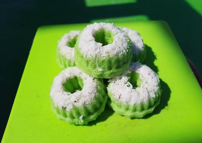 Kue Putri/Putu Ayu Pandan (takaran sendok)