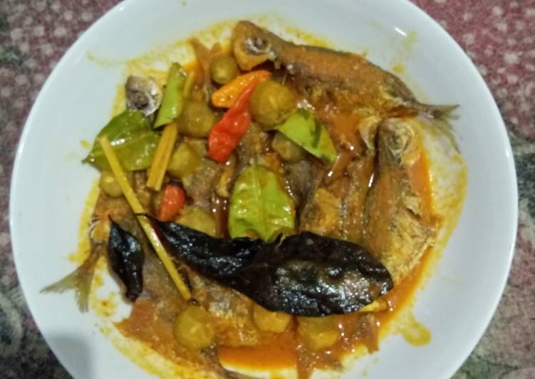 Langkah Mudah untuk Membuat Bumbu kuning asam manis ikan selar Lezat