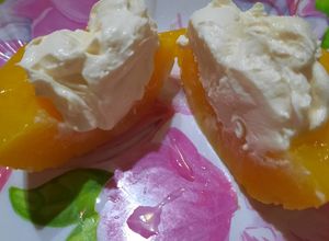 Una foto de Duraznos: con crema, dulce de leche  o ambos ?