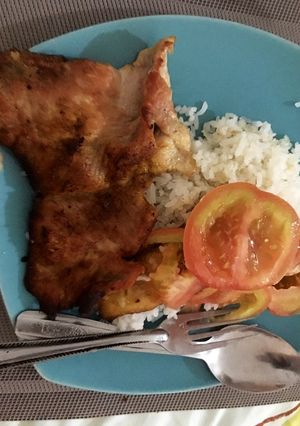 Una foto de Carne de cerdo con tomates