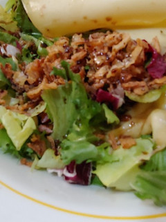 Una foto de Ensalada tibia amb, Gouda, champinyons, bacon i cruient de cebolla