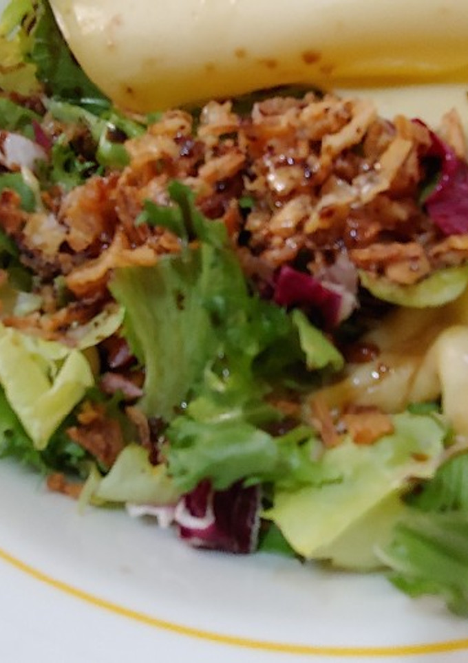 Una foto de Ensalada tibia amb, Gouda, champinyons, bacon i cruient de cebolla