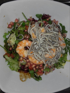 Una foto de Ensalada templada de gulas, langostinos y granada