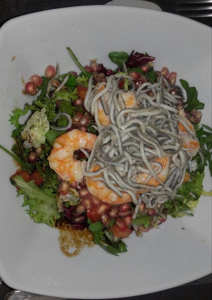 Una foto de Ensalada templada de gulas, langostinos y granada