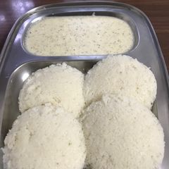 A picture of Idli with coconut chutney.