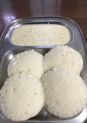 A picture of Idli with coconut chutney.