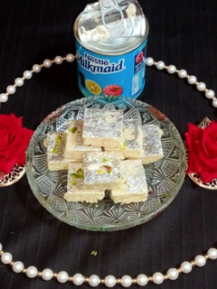 खोया बर्फी (Khoya Barfi recipe in hindi) रेसिपी मुख्य फोटो