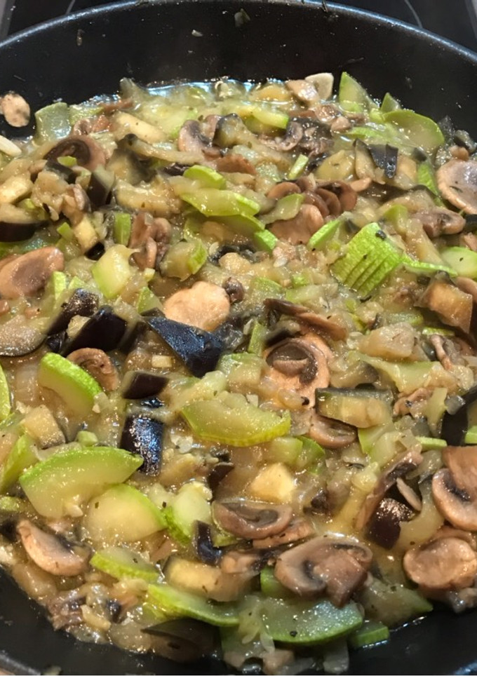 Una foto de Revuelto de calabacín, berenjena y champiñones