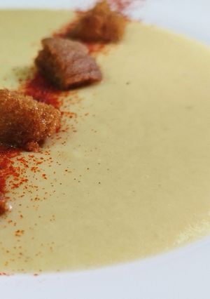 Una foto de Crema de calabacín con rulo de cabra