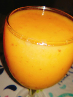 Una foto de Licuado de mango, banana, frutilla y durazno! Delicioso 👌 Licuado de banana sin leche