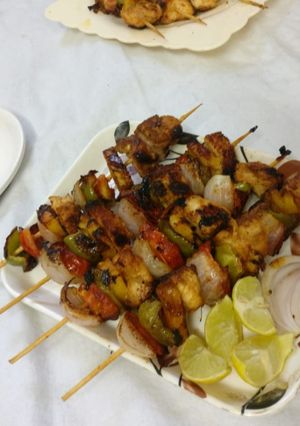 A picture of Shish taouk kebab (Lebanese kebobs).