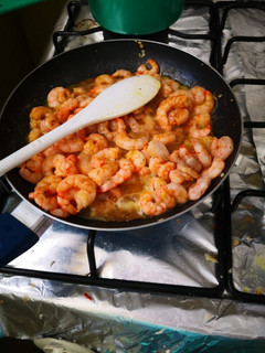 Una foto de Camarones con mostaza y mayonesa