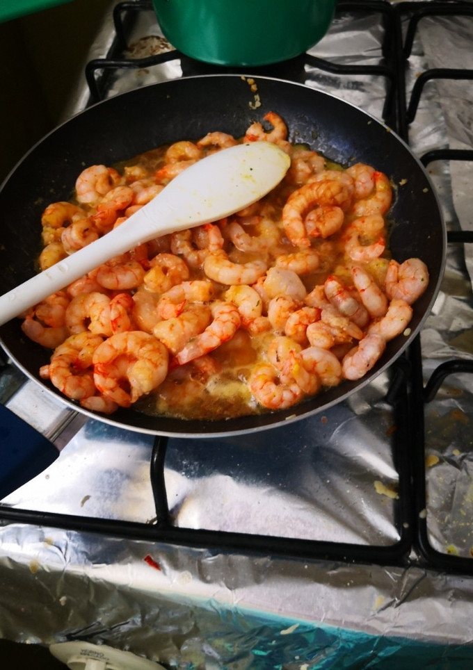 Una foto de Camarones con mostaza y mayonesa