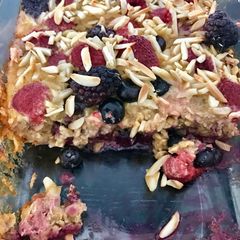 A picture of Very Berry Baked Oats.