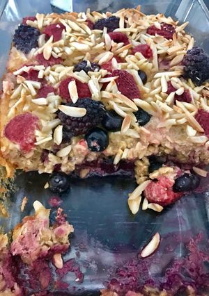 A picture of Very Berry Baked Oats.