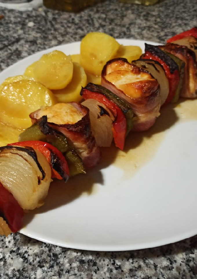 Una foto de Brochetas de pollo al horno