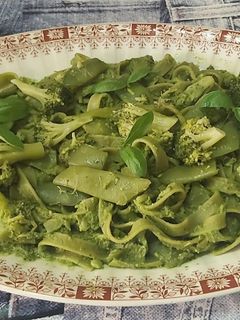 Una foto de Nidos vegetales, verduras con pesto casero