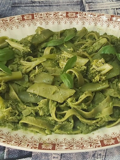 Una foto de Nidos vegetales, verduras con pesto casero