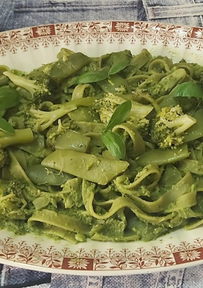 Una foto de Nidos vegetales, verduras con pesto casero