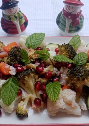 O poză a rețetei Salată colorata de iarna cu rodie şi sos acru de rodie.