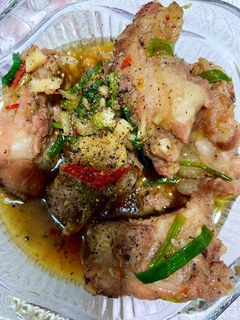 Hình của món Sườn non rim cay.