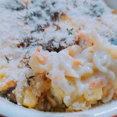 A picture of Mac n cheese.
