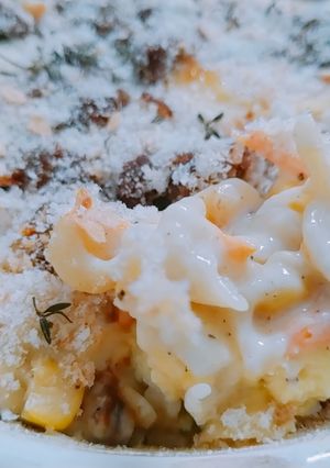 A picture of Mac n cheese.