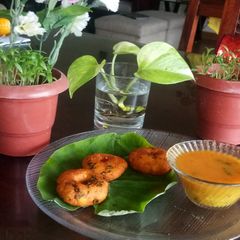 A picture of Bhutta Sambar Vada.