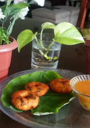 A picture of Bhutta Sambar Vada.