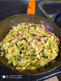 Una foto de Calabacín con huevo y bacon al orégano