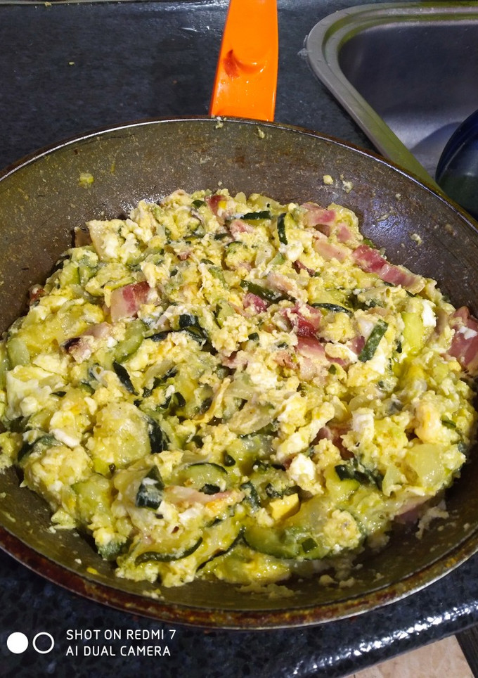 Una foto de Calabacín con huevo y bacon al orégano