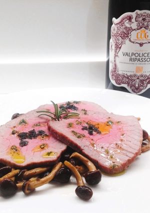 Foto di Tagliata di Fassona al rosmarino con funghi