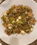 Ensalada de quinoa con salmón ahumado, feta y aguacate