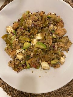 Una foto de Ensalada de quinoa con salmón ahumado, feta y aguacate
