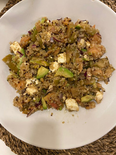 Una foto de Ensalada de quinoa con salmón ahumado, feta y aguacate