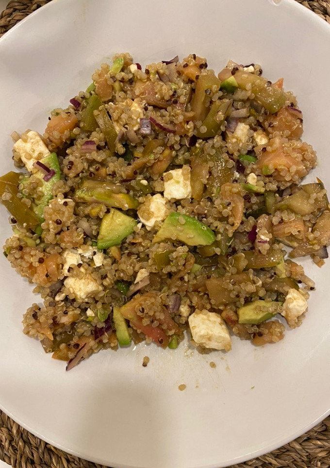 Una foto de Ensalada de quinoa con salmón ahumado, feta y aguacate