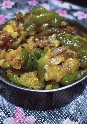 आलू शिमला मिर्च (Aloo shimla mirch recipe in hindi) रेसिपी मुख्य फोटो